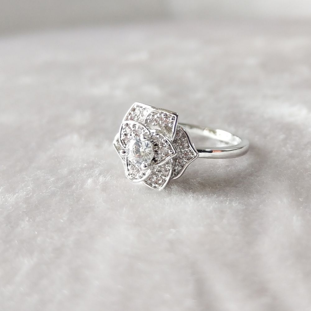 💎NEW💎 WHITE GOLD PLATED CAMILLIA RING - Picture 6 of 9